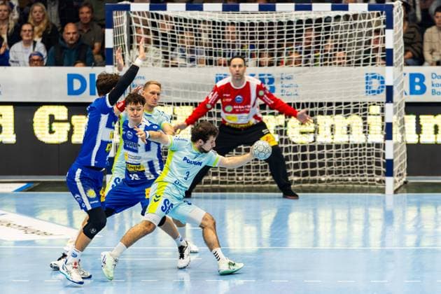 05.10.2025, GER, Handball, Maenner, Saison 25 26, Daikin 1.Bl, 7.Spieltag ThSV Eisenach - VfL Gummersbach Joao Gomes (VfL Gummerbach), Tillman Leu (ThSV Eisenach,99), Phillip Meyer (ThSV Eisenach,27) 99817 Eisenach Werner-Assmann-Halle Am Sportp Thueringen Deutschland