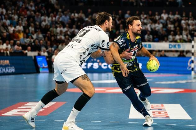 Dani Baijens (Rhein-Neckar Loewen, 77) im Zweikampf mit Veron Nacinovic (THW Kiel, 93), GER, THW Kiel vs Rhein-Neckar Loewen, Handball, Bundesliga, Spieltag 7, Saison 2025 2026, 05.10.2025 GER, THW Kiel vs Rhein-Neckar Loewen, Handball, Bundesliga, Spieltag 7, Saison 2025 2026, 05.10.2025 Kiel Copyright: xEibner-Pressefoto MaxxVincenx EP_MVN
