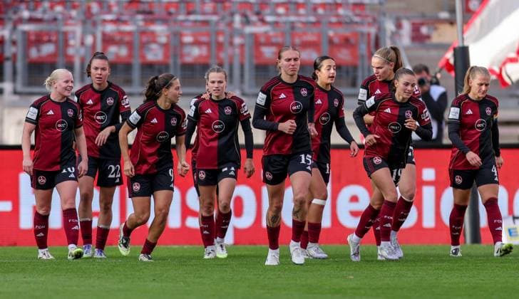 DEU, Nürnberg, FC Nürnberg vs RB Leipzig, Google Pixel Bundesliga, DFB, Saison 2526, Max-Morlock-Stadion, 5. Spieltag im Bild: Nastassja Lein (FC Nürnberg 24) erzielt das Tor zum 1:1, Jubel mit dem Team DFB DFL REGULATIONS PROHIBIT ANY USE OF PHOTOGRAPHS AS IMAGE SEQUENCES AND OR QUASI-VIDEO, 05.10.2025, Copyright: HMBxMedia HendrikxHamelau
