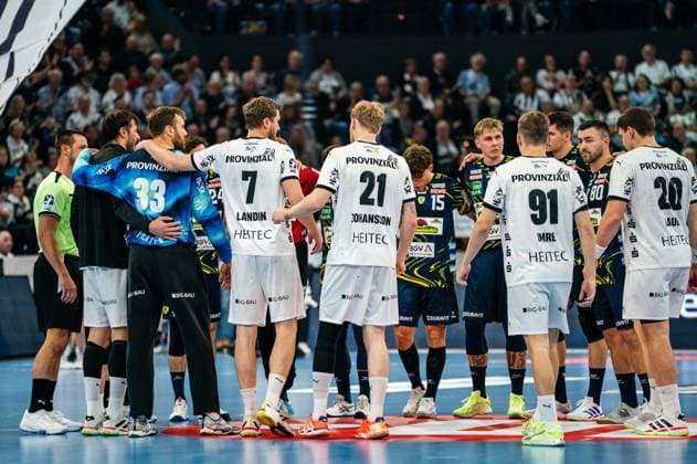 beide Mannschaften im Kreis vor Anpfiff, GER, THW Kiel vs Rhein-Neckar Loewen, Handball, Bundesliga, Spieltag 7, Saison 2025 2026, 05.10.2025 GER, THW Kiel vs Rhein-Neckar Loewen, Handball, Bundesliga, Spieltag 7, Saison 2025 2026, 05.10.2025 Kiel Copyright: xEibner-Pressefoto MaxxVincenx EP_MVN