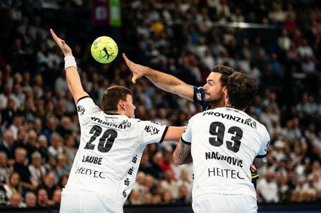 Dani Baijens (Rhein-Neckar Loewen, 77) beim Wurf, Lukas Laube (THW Kiel, 20), Veron Nacinovic (THW Kiel, 93), GER, THW Kiel vs Rhein-Neckar Loewen, Handball, Bundesliga, Spieltag 7, Saison 2025 2026, 05.10.2025 GER, THW Kiel vs Rhein-Neckar Loewen, Handball, Bundesliga, Spieltag 7, Saison 2025 2026, 05.10.2025 Kiel Copyright: xEibner-Pressefoto MaxxVincenx EP_MVN