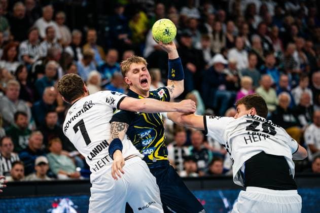 Edwin Aspenbaeck (Rhein-Neckar Loewen, 78) im Zweikampf mit Magnus Landin Jacobsen (THW Kiel, 07) und Lukas Laube (THW Kiel, 20), GER, THW Kiel vs Rhein-Neckar Loewen, Handball, Bundesliga, Spieltag 7, Saison 2025 2026, 05.10.2025 GER, THW Kiel vs Rhein-Neckar Loewen, Handball, Bundesliga, Spieltag 7, Saison 2025 2026, 05.10.2025 Kiel Copyright: xEibner-Pressefoto MaxxVincenx EP_MVN
