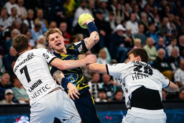 Edwin Aspenbaeck (Rhein-Neckar Loewen, 78) im Zweikampf mit Magnus Landin Jacobsen (THW Kiel, 07) und Lukas Laube (THW Kiel, 20), GER, THW Kiel vs Rhein-Neckar Loewen, Handball, Bundesliga, Spieltag 7, Saison 2025 2026, 05.10.2025 GER, THW Kiel vs Rhein-Neckar Loewen, Handball, Bundesliga, Spieltag 7, Saison 2025 2026, 05.10.2025 Kiel Copyright: xEibner-Pressefoto MaxxVincenx EP_MVN