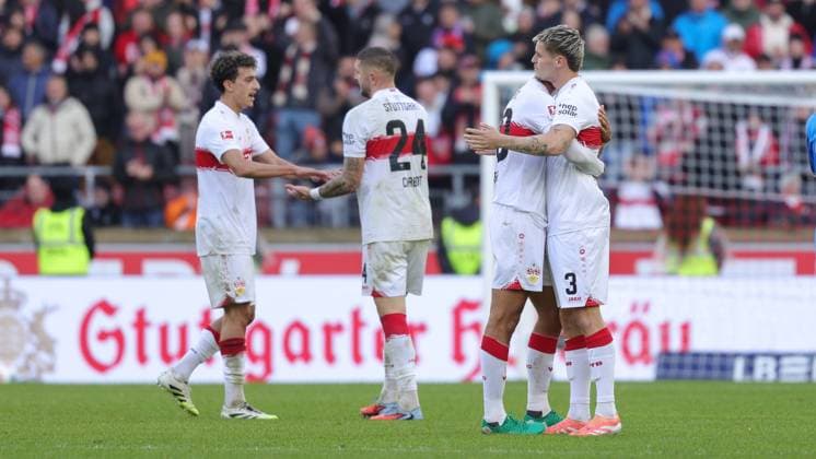Stuttgart , Bundesliga Fußball VfB Stuttgart vs. 1.FC Heidenheim, v.l. Ameen Al-Dakhil (VfB) Jeff Chabot (VfB) Chema Andres (VfB) Ramon Hendriks (VfB) jubeln nach dem Schlusspfiff Gemäß den Vorgaben der DFL Deutschen Fußball Liga ist es untersagt, in dem Stadion und oder vom Spiel angefertigte Fotoaufnahmen in Form von Sequenzbildern und oder videoähnlichen Fotostrecken zu verwerten bzw. verwerten zu lassen.