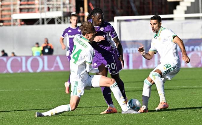 October 5, 2025, Firenze, Italy: Roma s defendeer Jan Ziolkowski (L), Fiorentina s foward Moise Kean (C) and Roma s defender Zeki Celik (R) in action during the Italian Serie A soccer match ACF Fiorentina vs AS Roma at Artemio Franchi Stadium in Florence, Italy, 5 October 2025..ANSA CLAUDIO GIOVANNINI Serie A- ACF Fiorentina Vs AS Roma  - ZUMAa110 20251005_zaf_a110_061 Copyright: xClaudioxGiovanninix