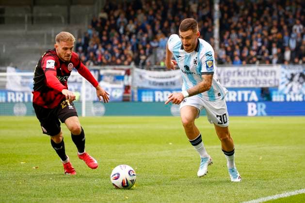 05.10.2025, xavx, Fussball 3.Liga, SV Wehen Wiesbaden - TSV 1860 München v.l. Ole Wohlers (SV Wehen Wiesbaden), Maximilian Wolfram (TSV 1860 Muenchen) (DFL DFB REGULATIONS PROHIBIT ANY USE OF PHOTOGRAPHS as IMAGE SEQUENCES and or QUASI-VIDEO) Wiesbaden