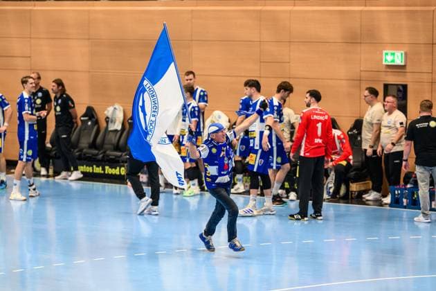 Flaggenträger des ThSV Eisenach läuft vor Beginn des Spiel wieder seine Runde und sorgt fuer Stimmung. GER, Thueringen, ThSV Eisenach gegen VfL Gummersbach, 1. Daikin Handballbundesliga, Handball, 7.Spieltag, Saison 2025 2026, Sonntag, 05.10.2025 GER, Thueringen, ThSV Eisenach gegen VfL Gummersbach, 1. Daikin Handballbundesliga, Handball, 7.Spieltag, Saison 2025 2026, Sonntag, 05.10.2025 Eisenach Copyright: xEibner-Pressefoto MartinxHerbstx EP_MHT