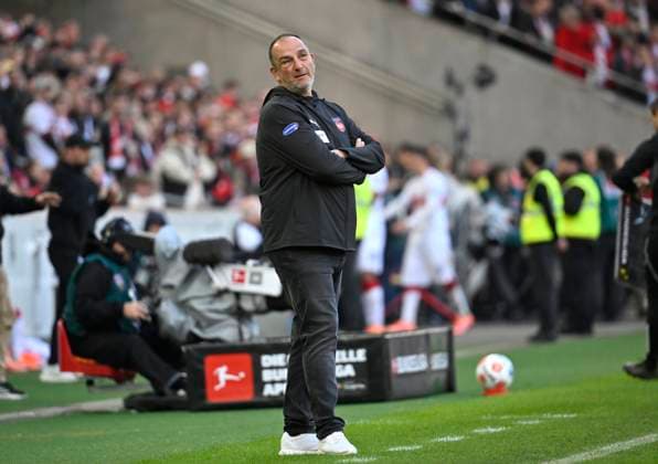 Trainer Coach Frank Schmidt 1. FC Heidenheim 1846 FCH am Spielfeldrand nachdenklich Gestik Geste VfB Stuttgart vs 1. FC Heidenheim FCH 05.10.2025 DFL REGULATIONS PROHIBIT ANY USE OF PHOTOGRAPHS AS IMAGE SEQUENCES AND OR QUASI-VIDEO VfB Stuttgart vs 1. FC Heidenheim FCH