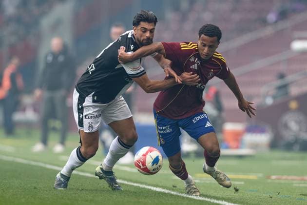 Lilian Njoh (14 Servette FC) in action (close up) under pressure of Nicolas Vouilloz (3 FC Basel) during the Brack Super League match between Servette FC and FC Basel at Stade de Geneve in Geneva, Switzerland Copyright: xGiuseppexVelletrix xSPPx Sportspressphoto_SPR38521