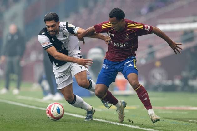 Lilian Njoh (14 Servette FC) in action (close up) under pressure of Nicolas Vouilloz (3 FC Basel) during the Brack Super League match between Servette FC and FC Basel at Stade de Geneve in Geneva, Switzerland Copyright: xGiuseppexVelletrix xSPPx Sportspressphoto_SPR38523