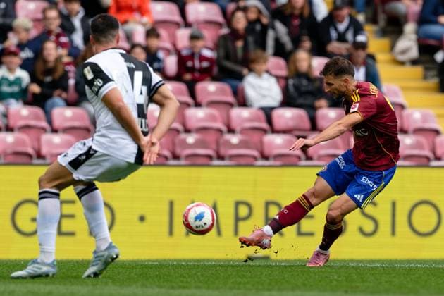 Miroslav Stevanovic (9 Servette FC) shoots the ball (action) under pressure of Flavius Daniliuc (24 FC Basel) during the Brack Super League match between Servette FC and FC Basel at Stade de Geneve in Geneva, Switzerland Copyright: xGiuseppexVelletrix xSPPx Sportspressphoto_SPR38524