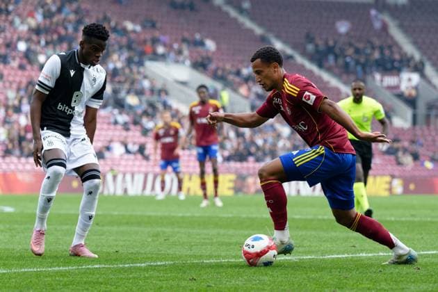 Lilian Njoh (14 Servette FC) under pressure of Abemly Meto Silu Metinho (5 FC Basel) during the Brack Super League match between Servette FC and FC Basel at Stade de Geneve in Geneva, Switzerland Copyright: xGiuseppexVelletrix xSPPx Sportspressphoto_SPR38529