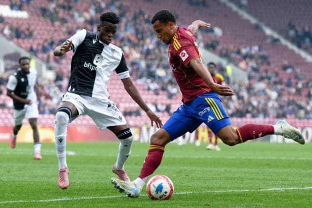 Lilian Njoh (14 Servette FC) under pressure of Abemly Meto Silu Metinho (5 FC Basel) during the Brack Super League match between Servette FC and FC Basel at Stade de Geneve in Geneva, Switzerland Copyright: xGiuseppexVelletrix xSPPx Sportspressphoto_SPR38530