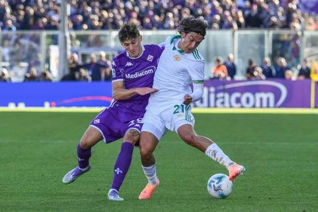 Paulo Exequiel Dybala (Roma) fights for the ball against Niccolo Fortini (Fiorentina) during ACF Fiorentina vs AS Roma, Italian soccer Serie A match in Florence, Italy, October 05 2025  Copyright: xFabioxFagiolini IPAxSportx xipa-agency.netx xx IPA_66188354 IPA_Agency_IPA66188354