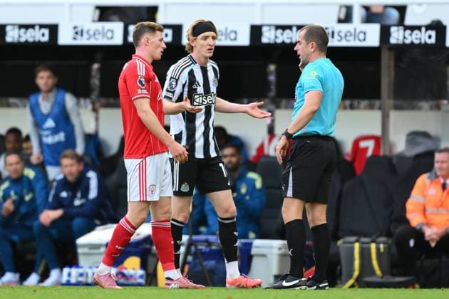 Newcastle United v Nottingham Forest - Premier League Referee Peter Bankes speaks with Elliot Anderson of Nottingham Forest and Anthony Gordon of Newcastle United during the Premier League match between Newcastle United and Nottingham Forest at St. James s Park in Newcastle, United Kingdom, on October 5, 2025. Newcastle Tyne and Wear United Kingdom  Copyright: xMIxNewsx originalFilename:fletcher-newcastl251005_npNba.jpg
