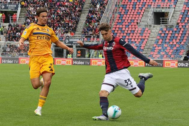 Bologna FC 1909 v Pisa SC - Serie A Juan Miranda Gonzalez Miranda of Bologna FC competes for the ball with Isak Vural of Pisa SC during the Bologna BFC vs Pisa SC, 6th Serie A Enilive 2025-26 game at Renato Dall Ara stadium in Bologna, Italy, on October 5, 2025. Bologna Italy  Copyright: xDavidexCasentinix originalFilename:casentini-bolognab251005_npqvO.jpg