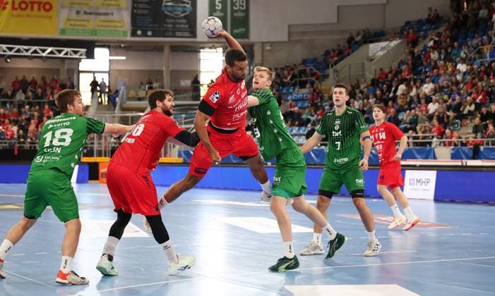 05.10.2025, Deutschland, Bietigheim, Handball 2. Bundesliga, SG BBM Bietigheim vs. Eulen Ludwigshafen, mitte v.l. Djibril M Bengue (BBM), Friedrich Schmitt (Eulen)