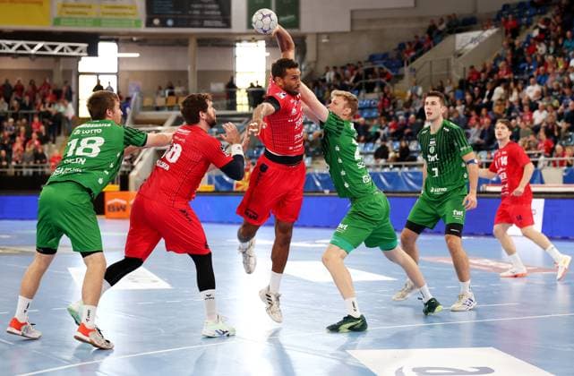 05.10.2025, Deutschland, Bietigheim, Handball 2. Bundesliga, SG BBM Bietigheim vs. Eulen Ludwigshafen, mitte v.l. Djibril M Bengue (BBM), Friedrich Schmitt (Eulen)