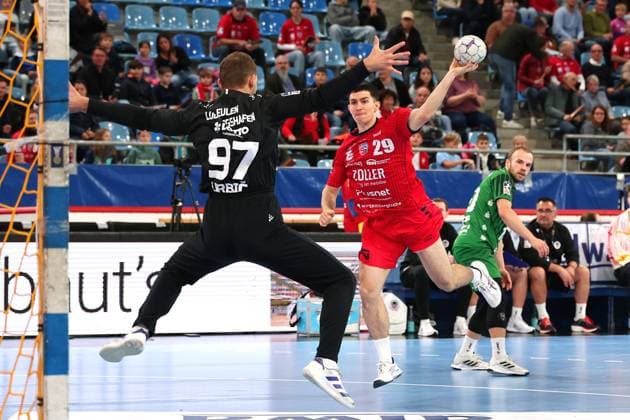 05.10.2025, Deutschland, Bietigheim, Handball 2. Bundesliga, SG BBM Bietigheim vs. Eulen Ludwigshafen, v.l. Ziga Urbic (Eulen), Moritz Strohsack (BBM)