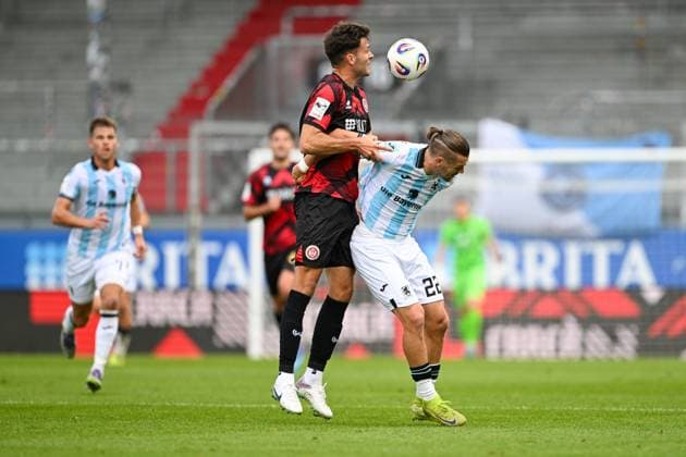 Jakob Lewald (SV Wehen Wiesbaden, 26) im Zweikampf mit Sigurd Haugen (TSV 1860 Muenchen, 22), GER, SV Wehen Wiesbaden vs TSV 1860 München, Fussball, 3. Liga, 10. Spieltag, Spielzeit 2025 2026, 05.10.2025. DFB REGULATIONS PROHIBIT ANY USE OF PHOTOGRAPHS AS IMAGE SEQUENCES AND OR QUASI-VIDEO GER, SV Wehen Wiesbaden vs TSV 1860 München, Fussball, 3. Liga, 10. Spieltag, Spielzeit 2025 2026, 05.10.2025. Wiesbaden Copyright: xEibner-Pressefoto FlorianxWiegandx EP_FWD