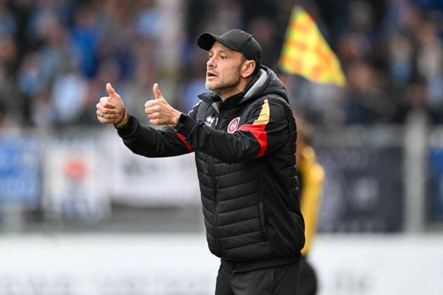 Nils Döring (SV Wehen Wiesbaden, Trainer) gestikuliert GER, SV Wehen Wiesbaden vs TSV 1860 München, Fussball, 3. Liga, 10. Spieltag, Spielzeit 2025 2026, 05.10.2025. DFB REGULATIONS PROHIBIT ANY USE OF PHOTOGRAPHS AS IMAGE SEQUENCES AND OR QUASI-VIDEO GER, SV Wehen Wiesbaden vs TSV 1860 München, Fussball, 3. Liga, 10. Spieltag, Spielzeit 2025 2026, 05.10.2025. Wiesbaden Copyright: xEibner-Pressefoto FlorianxWiegandx EP_FWD