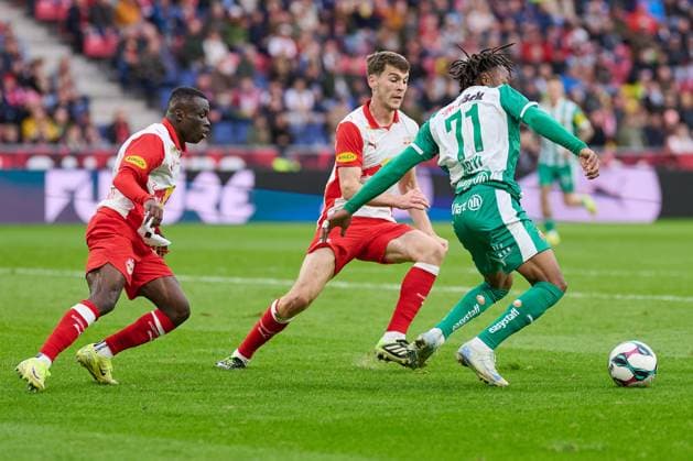 Salzburg, Österreich 05. Oktober 2025: Admiral Bundesliga - 2025 2026 - Sp. 9 - RB Salzburg vs. SK Rapid Wien Im Bild: v. li. im Zweikampf Soumaila Diabate (RB), Jacob Rasmussen (RB), Claudy Mbuyi (Rapid) Red Bull Arena