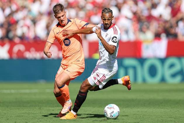 ESP: Sevilla FC - FC Barcelona, Barca La Liga EA Sports. Date 8 Djibril Sow of Sevilla FC and Dani Olmo of FC Barcelona during the La Liga EA Sports match between Sevilla FC and FC Barcelona played at Ramon Sanchez Pizjuan Stadium on October 5, 2025 in Sevilla, Spain. kpng Copyright: xAntonioxPozox xPRESSINx AP_251005_SEV_BAR_2525_1768