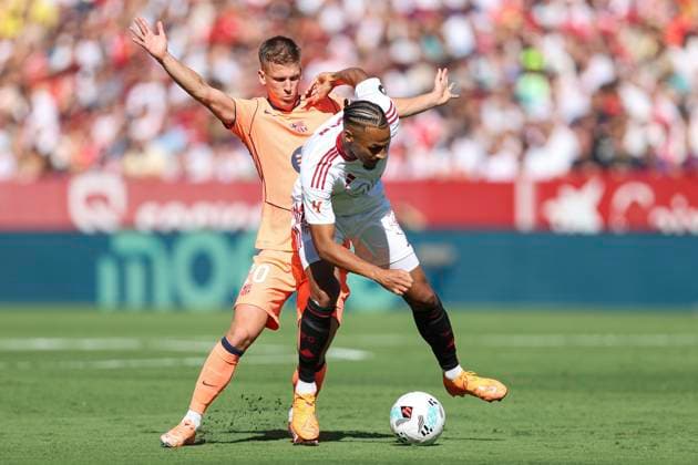 ESP: Sevilla FC - FC Barcelona, Barca La Liga EA Sports. Date 8 Djibril Sow of Sevilla FC and Dani Olmo of FC Barcelona during the La Liga EA Sports match between Sevilla FC and FC Barcelona played at Ramon Sanchez Pizjuan Stadium on October 5, 2025 in Sevilla, Spain. kpng Copyright: xAntonioxPozox xPRESSINx AP_251005_SEV_BAR_2525_1769