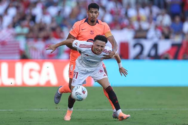 ESP: Sevilla FC - FC Barcelona, Barca La Liga EA Sports. Date 8 Ruben Vargas of Sevilla FC and Ronald Araujo of FC Barcelona during the La Liga EA Sports match between Sevilla FC and FC Barcelona played at Ramon Sanchez Pizjuan Stadium on October 5, 2025 in Sevilla, Spain. kpng Copyright: xAntonioxPozox xPRESSINx AP_251005_SEV_BAR_2525_1771