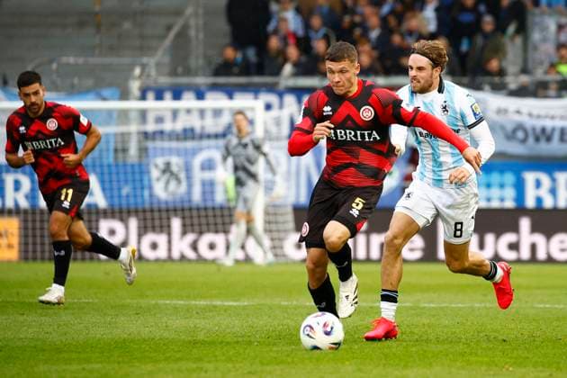 05.10.2025, xavx, Fussball 3.Liga, SV Wehen Wiesbaden - TSV 1860 München v.l. Niklas May (SV Wehen Wiesbaden), David Philipp (TSV 1860 Muenchen) (DFL DFB REGULATIONS PROHIBIT ANY USE OF PHOTOGRAPHS as IMAGE SEQUENCES and or QUASI-VIDEO) Wiesbaden