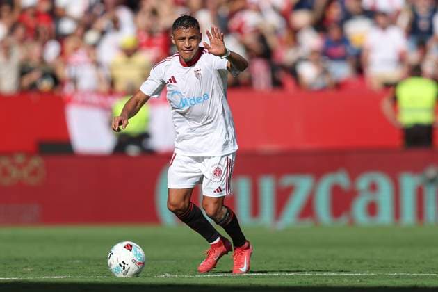 ESP: Sevilla FC - FC Barcelona, Barca La Liga EA Sports. Date 8 Alexis Sanchez of Sevilla FC during the La Liga EA Sports match between Sevilla FC and FC Barcelona played at Ramon Sanchez Pizjuan Stadium on October 5, 2025 in Sevilla, Spain. kpng Copyright: xAntonioxPozox xPRESSINx AP_251005_SEV_BAR_2525_1796