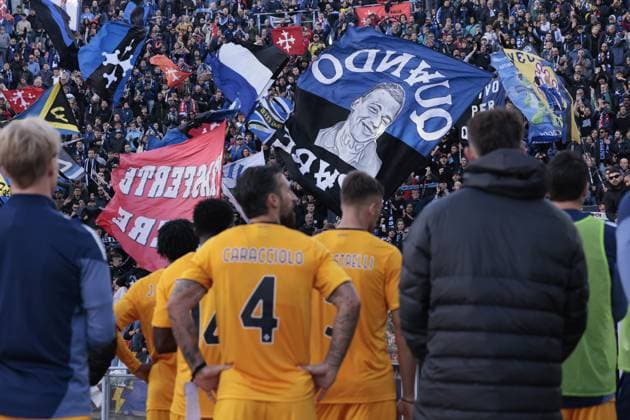 Pisa players under the fans stand after defeat during the match of 6th day of the Serie A Championship between Bologna FC and Pisa SC at the Renato Dall Ara Stadium on 5 October 2025 in Bologna, Italy. during Bologna FC vs Pisa SC, Italian soccer Serie A match in Bologna, Italy, October 05 2025  Copyright: xEmanuelexPennacchio IPAxSportx xipa-agency.netx xx IPA_66189635 IPA_Agency_IPA66189635