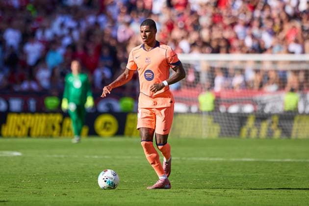 Sevilla FC v FC Barcelona, Barca - LaLiga EA Sports SEVILLE, SPAIN - OCTOBER 5: Marcus Rashford of FC Barcelona runs with the ball during the LaLiga EA Sports match between Sevilla FC and FC Barcelona at Ramon Sanchez Pizjuan Stadium on October 5, 2025 in Seville, Spain. (Photo by Gabriel Colchero Photo Players Images Magara Press) Seville Ramon Sanchez Pizjuan Stadium Spain Copyright: xGabrielxColcherox
