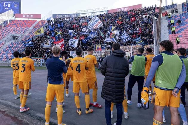 Pisa players under the fans stand after defeat during the match of 6th day of the Serie A Championship between Bologna FC and Pisa SC at the Renato Dall Ara Stadium on 5 October 2025 in Bologna, Italy. during Bologna FC vs Pisa SC, Italian soccer Serie A match in Bologna, Italy, October 05 2025  Copyright: xEmanuelexPennacchio IPAxSportx xipa-agency.netx xx IPA_66189681 IPA_Agency_IPA66189681