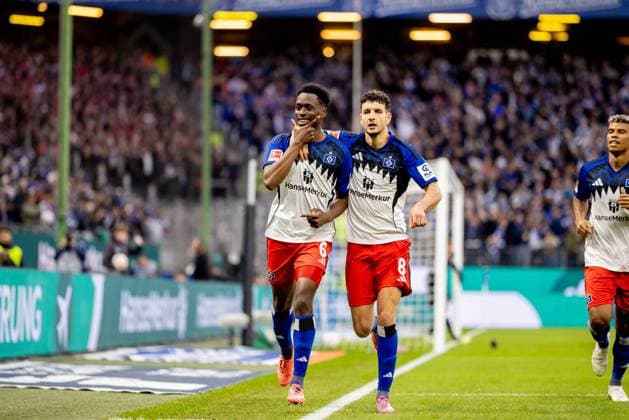 Hamburg, 5. Oktober 2025 - Fußball, 1. Bundesliga 2025 26, Hamburger SV - 1. FSV Mainz 05: Albert Sambi Lokonga (Hamburger SV, 6) und Daniel Elfadli (Hamburger SV, 8) bejubeln Treffer zum 1:0 DFL REGULATIONS PROHIBIT ANY USE OF PHOTOGRAPHS AS IMAGE SEQUENCES AND OR QUASI-VIDEO.