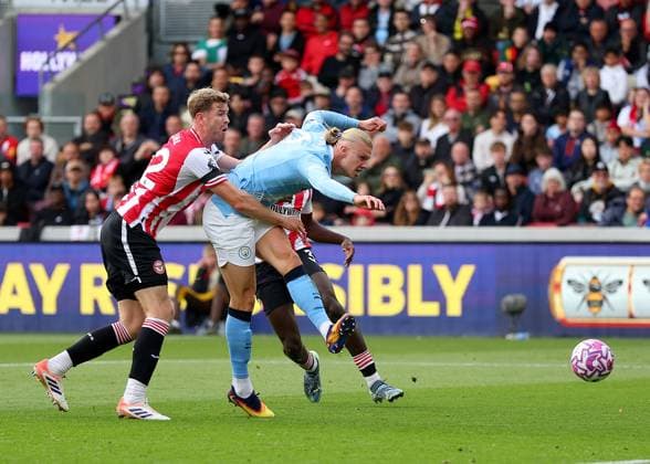 5th October 2025; Gtech Community Stadium, Brentford, London, England; Premier League Football, Brentford versus Manchester City; Erling Haaland of Manchester City holds off a challenges and scoring his sides 1st goal in the 9th minute to make 0-1  JohnxPatrickxFletcher