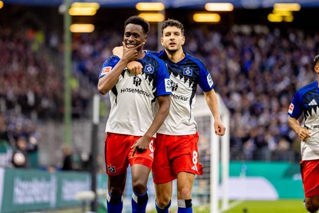 Hamburg, 5. Oktober 2025 - Fußball, 1. Bundesliga 2025 26, Hamburger SV - 1. FSV Mainz 05: Albert Sambi Lokonga (Hamburger SV, 6) und Daniel Elfadli (Hamburger SV, 8) bejubeln Treffer zum 1:0 DFL REGULATIONS PROHIBIT ANY USE OF PHOTOGRAPHS AS IMAGE SEQUENCES AND OR QUASI-VIDEO.