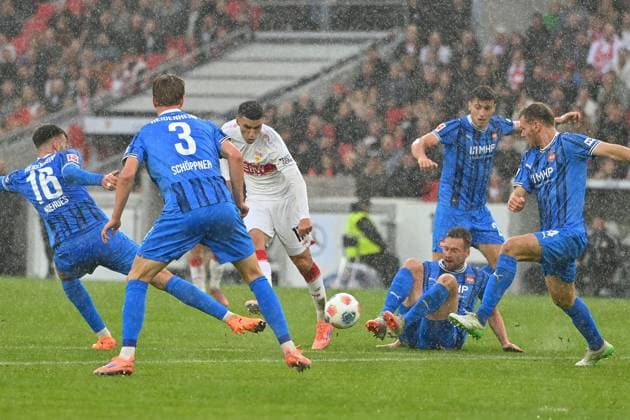 Tor Bilal EL KHANNOUSS (VFB Stuttgart) zum 1-0, Aktion,Schuss gegen Patrick MAINKA (Heidenheim). und Luca KERBER (Heidenheim-hinten) und Tim SIERSLEBEN (Heidenheim,re). Fussball 1. Bundesliga Saison 2025 2026, 6.Spieltag, Spieltag06 VfB Stuttgart - 1.FC Heidenheim 1-0 am 05.10.2025 MHP ARENA.