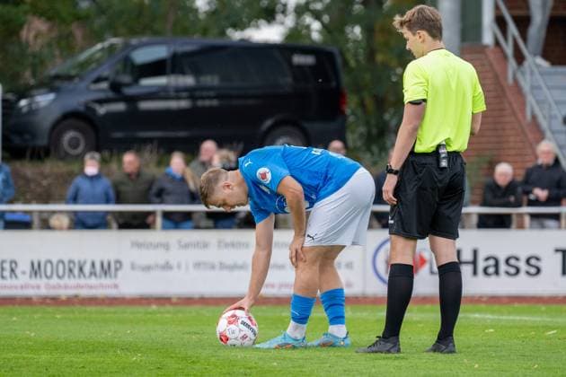 Fussball, Regionalliga Nord, BW Lohne vs. Altona 93, 13. Spieltag, Spielzeit 2025 2026, 5.10..2025 Martin Kobylanski (Blau-Weiss Lohne 18) legt sich den Ball zum Elfmeter zurecht , Lohne Heinz-Dettmer-Stadion Niedersachsen Deutschland
