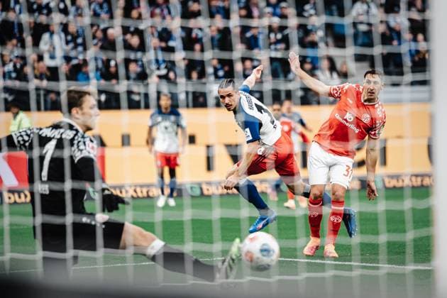 Fußball Männer Saison 2025 2026 1. Fußball-Bundesliga 6. Spieltag Hamburger SV vs. 1. FSV Mainz 05 05.10.2025 Rayan Philippe ( 14, HSV) schießt ein Tor zum 2:0 Hamburg Volksparkstadion Hamburg Deutschland