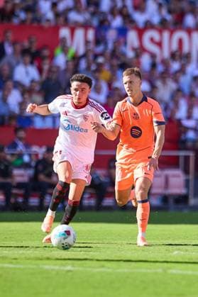 Sevilla FC v FC Barcelona, Barca - LaLiga EA Sports SEVILLE, SPAIN - OCTOBER 5: Ruben Vargas of Sevilla FC competes for the ball with Dani Olmo of FC Barcelona during the LaLiga EA Sports match between Sevilla FC and FC Barcelona at Ramon Sanchez Pizjuan Stadium on October 5, 2025 in Seville, Spain. (Photo by Gabriel Colchero Photo Players Images Magara Press) Seville Ramon Sanchez Pizjuan Stadium Spain Copyright: xGabrielxColcherox