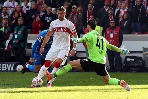 05.10.2025, xrekx, Fussball 1.Bundesliga, VfB Stuttgart - 1.FC Heidenheim v.l. Abseitstor Ermedin Demirovic (VfB Stuttgart) Diant Ramaj (1.FC Heidenheim 1846) (DFL DFB REGULATIONS PROHIBIT ANY USE OF PHOTOGRAPHS as IMAGE SEQUENCES and or QUASI-VIDEO) Stuttgart