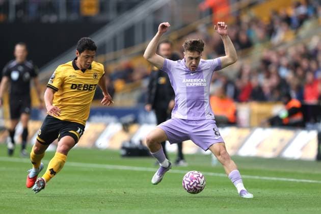 Wolverhampton Wanderers v Brighton & Hove Albion 05 October 2025 Wolverhampton - Premier League football - Wolverhampton Wanderers v Brighton & Hove Albion - Brajan Gruda of Brighton & Hove Albion controls the ball watched by Hwang Hee-Chan of Wolverhampton Wanderers - (Photo by Mark Leech). Wolverhampton UK Copyright: xMarkxLeechxOffside