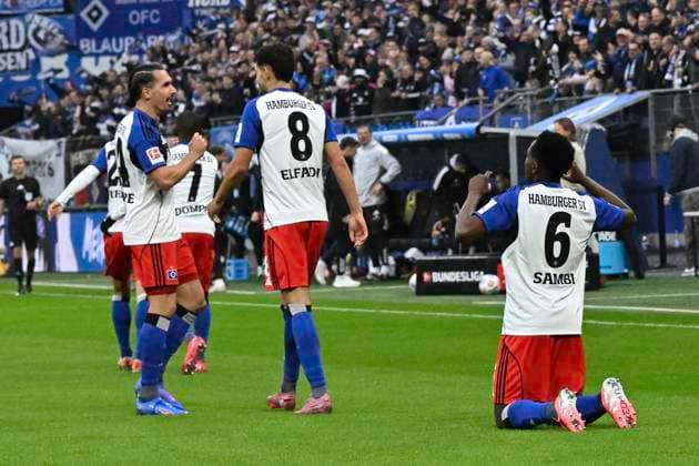 GER; 1. FBL,, Hamburger SV vs 1.FSV Mainz 05 05.10.2025, Volksparkstadion, Hamburg, GER; 1. FBL, Hamburger SV vs 1.FSV Mainz 05 im Bild Albert Sambi Samb Lokonga (Hamburg 06) schiesst das Tor zum 1-0 fuer den HSV und jubelt zum Himmel