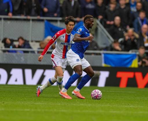 5th October 2025; Hill Dickinson Stadium, Liverpool, England; Premier League Football, Everton versus Crystal Palace; Tim Iroegbunam of Everton FC is tracked by Daichi Kamada of Crystal Palace  RogerxEvans