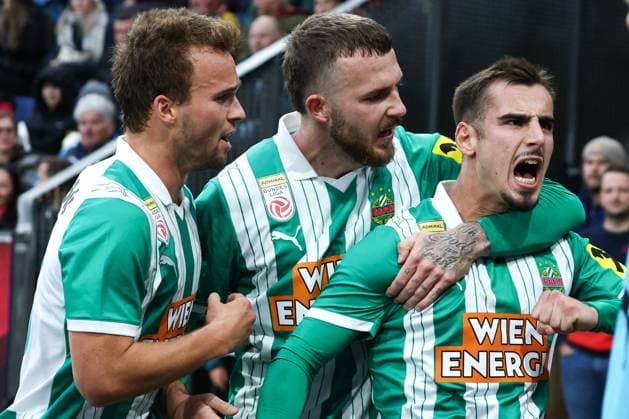 SOCCER - BL, RBS vs Rapid SALZBURG,AUSTRIA,05.OCT.25 - SOCCER - ADMIRAL Bundesliga, Red Bull Salzburg vs SK Rapid Wien. Image shows the rejoicing of scorer Andrija Radulovic (Rapid) with his teammates.  GEPAxpictures xDavidxGeieregger