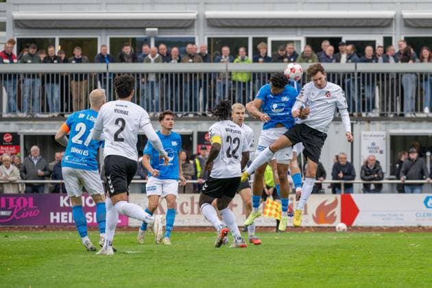 Fussball, Regionalliga Nord, BW Lohne vs. Altona 93, 13. Spieltag, Spielzeit 2025 2026, 5.10..2025 Johannes Sabah (Blau-Weiss Lohne 6) mit Kopf , Lohne Heinz-Dettmer-Stadion Niedersachsen Deutschland