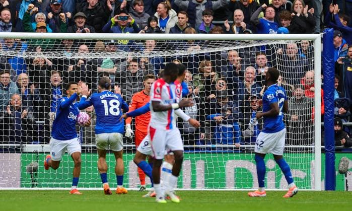 5th October 2025; Hill Dickinson Stadium, Liverpool, England; Premier League Football, Everton versus Crystal Palace; Iliman Ndiaye of Everton FC is congratulated by Jack Grealish after scoring a penalty kick in the 73rd minute to make it 1-1  RogerxEvans