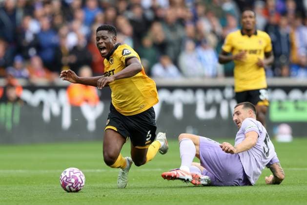 Wolverhampton Wanderers v Brighton & Hove Albion 05 October 2025 Wolverhampton - Premier League football - Wolverhampton Wanderers v Brighton & Hove Albion - Marshall Munetsi of Wolverhampton Wanderers is fouled by Lewis Dunk of Brighton & Hove Albion - (Photo by Mark Leech). Wolverhampton UK Copyright: xMarkxLeechxOffside