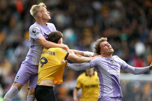 Wolverhampton Wanderers v Brighton & Hove Albion 05 October 2025 Wolverhampton - Premier League football - Wolverhampton Wanderers v Brighton & Hove Albion - Jorgen Strand Larsen of Wolverhampton Wanderers is challenged by Jan Paul van Hecke and Mats Wieffer of Brighton & Hove Albion - (Photo by Mark Leech). Wolverhampton UK Copyright: xMarkxLeechxOffside